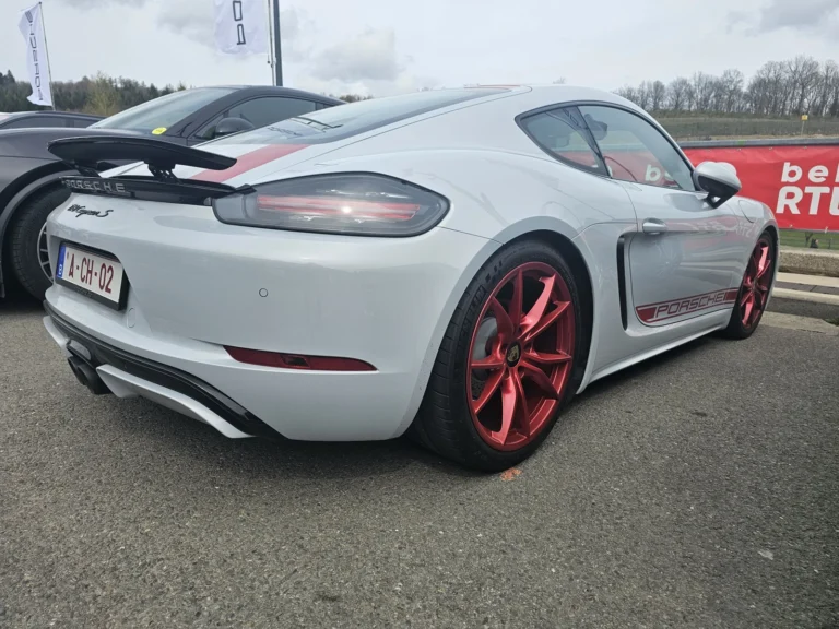Porsche 718 Cayman grise &agrave; jantes rouges &mdash; Porsche Days 2026