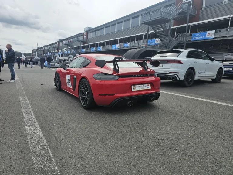 Alignement de Porsche dans le paddock &mdash; Porsche Days 2026