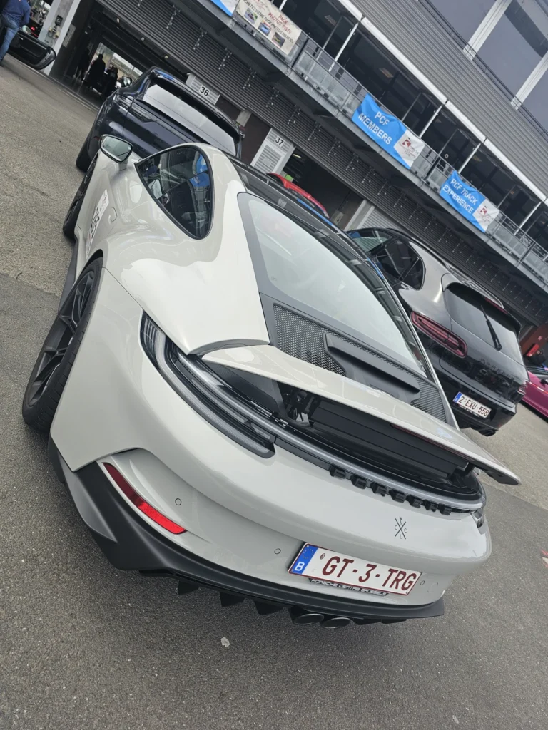 Porsche blanches &agrave; aileron, vue inclin&eacute;e &mdash; Porsche Days 2026