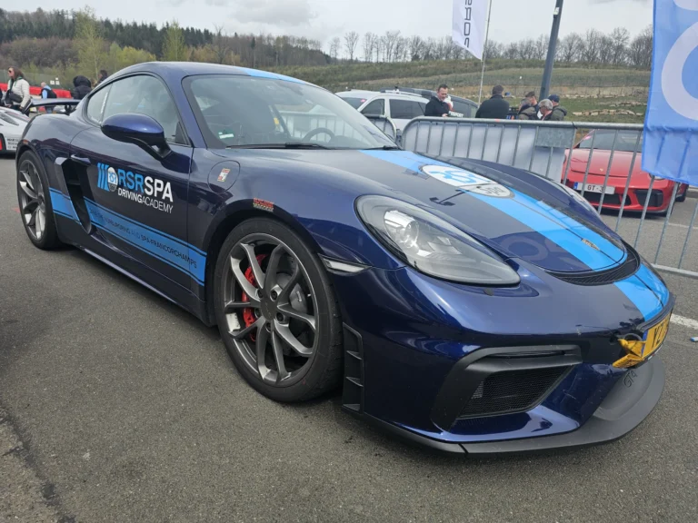 Porsche Cayman bleue d&eacute;cor&eacute;e pour la piste &mdash; Porsche Days 2026