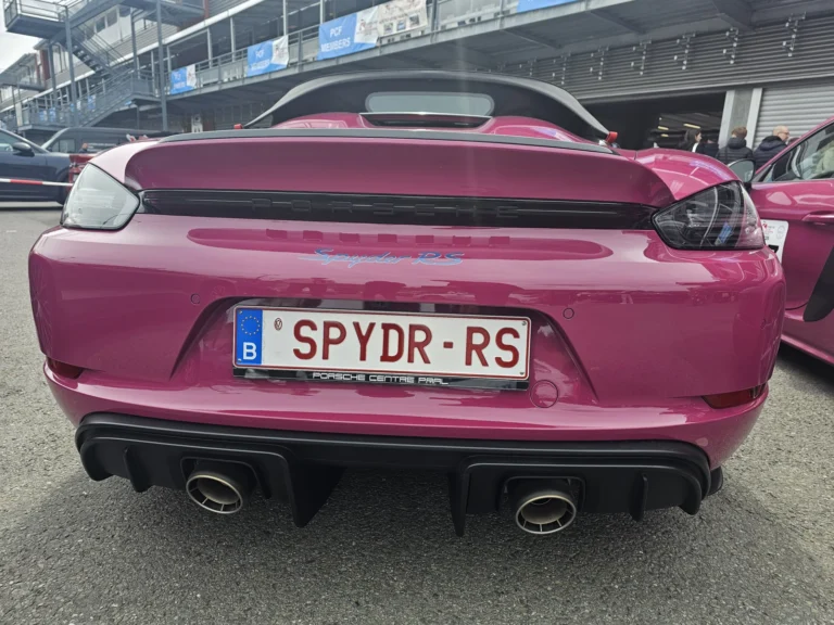 Porsche 718 Spyder RS rose et &eacute;chappements arri&egrave;re &mdash; Porsche Days 2026
