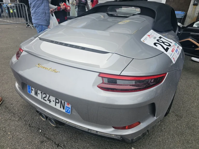 Arri&egrave;re d&rsquo;une Porsche 911 grise avec num&eacute;ro de participation &mdash; Porsche Days 2026