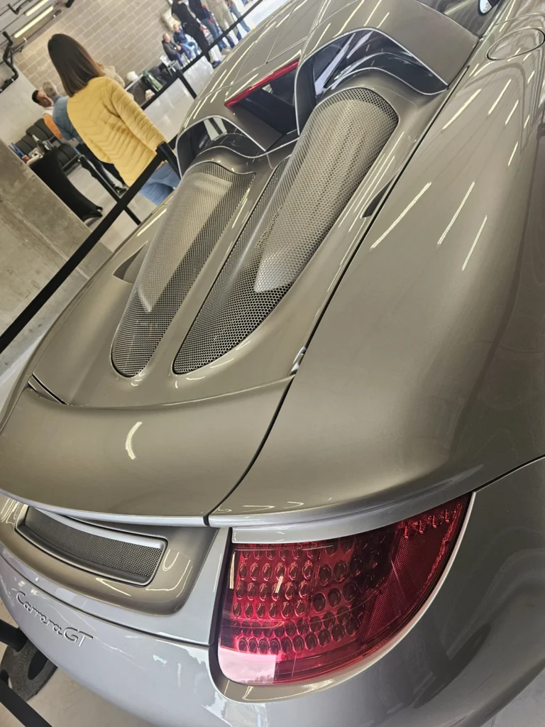 D&eacute;tail de l&rsquo;arri&egrave;re et des si&egrave;ges d&rsquo;une Porsche Carrera GT &mdash; Porsche Days 2026