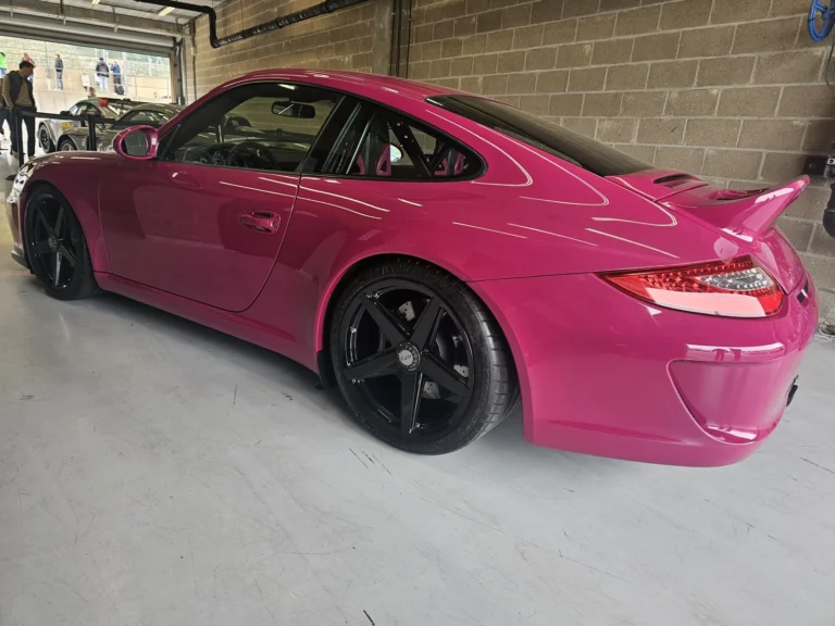 Porsche 911 rose dans un box &mdash; Porsche Days 2026