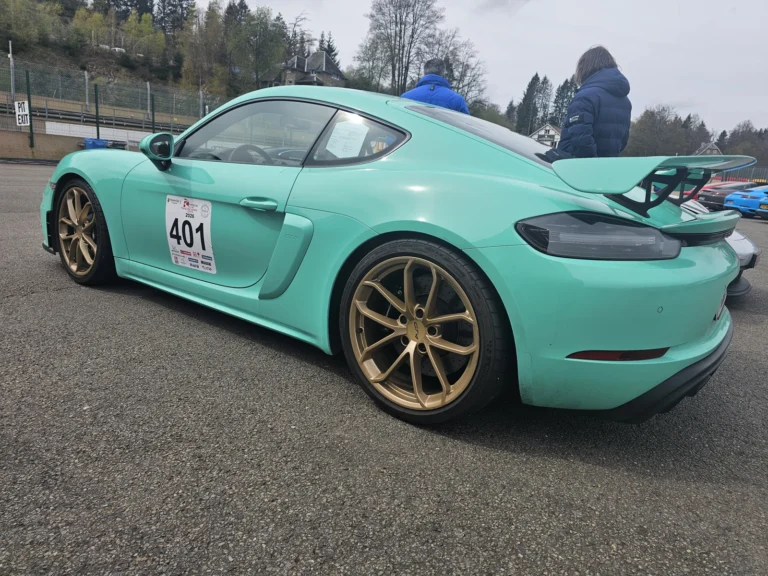 Porsche turquoise &agrave; jantes dor&eacute;es avec num&eacute;ro de participation &mdash; Porsche Days 2026