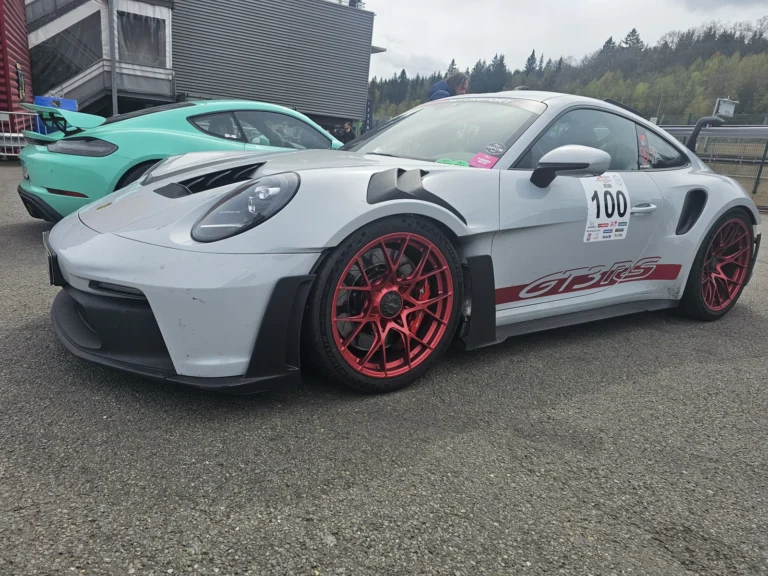 Porsche blanche et rouge &eacute;quip&eacute;e pour la piste &mdash; Porsche Days 2026