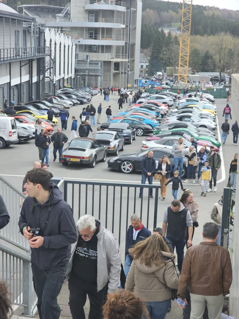 Vue d&rsquo;ensemble du paddock et des visiteurs &mdash; Porsche Days 2026