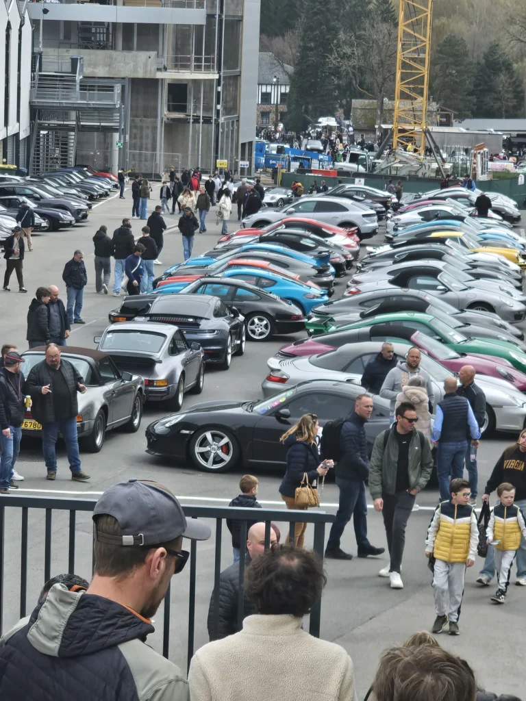 Paddock rempli de Porsche et de visiteurs &mdash; Porsche Days 2026
