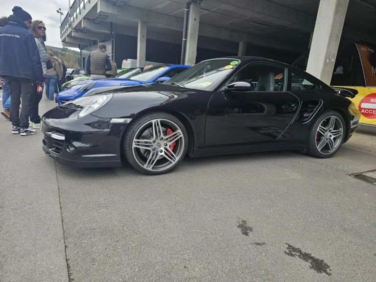 Porsche noire dans le paddock &mdash; Porsche Days 2026