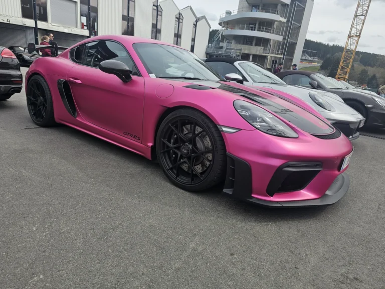 Porsche 718 Cayman rose vue de trois quarts &mdash; Porsche Days 2026