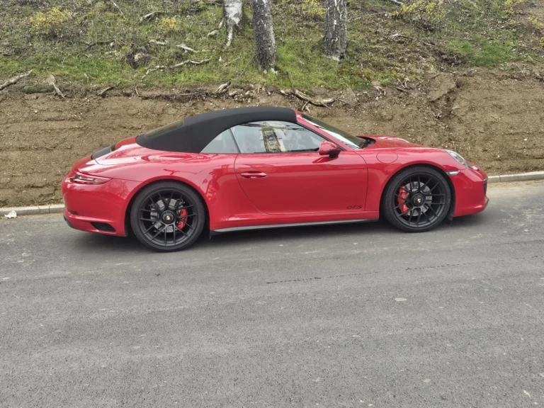 Porsche cabriolet rouge sur la route de la rencontre &mdash; Porsche Days 2026