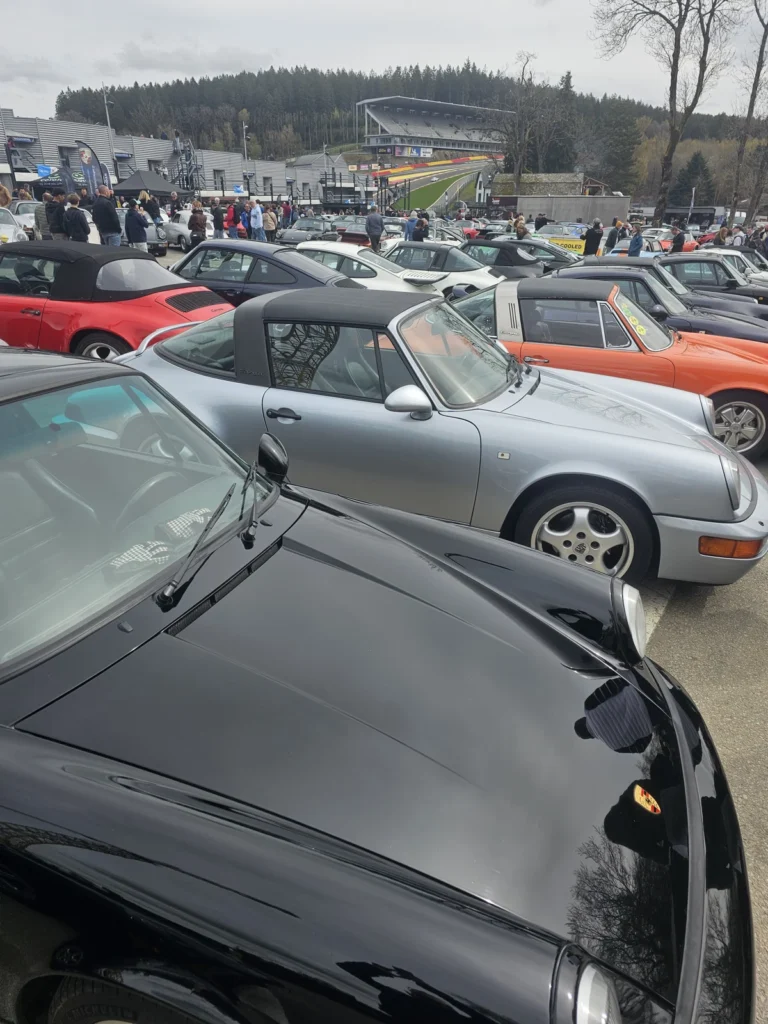 Porsche anciennes dans le rassemblement &mdash; Porsche Days 2026
