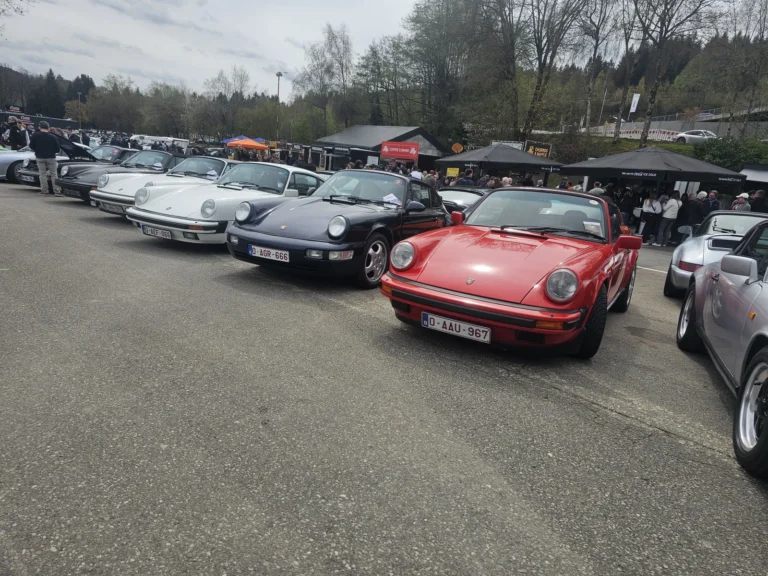 Alignement de Porsche classiques et modernes &mdash; Porsche Days 2026