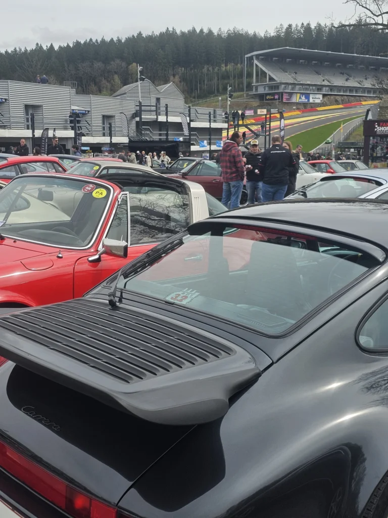 Porsche noires et rouges dans le paddock &mdash; Porsche Days 2026