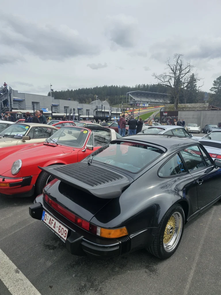 Porsche noire &agrave; aileron parmi les voitures expos&eacute;es &mdash; Porsche Days 2026