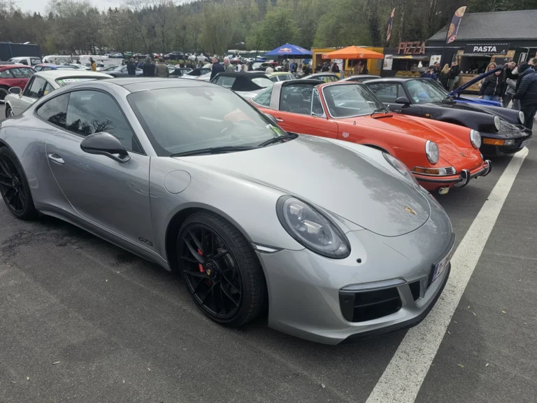 Porsche Cayman grise avec jantes noires &mdash; Porsche Days 2026