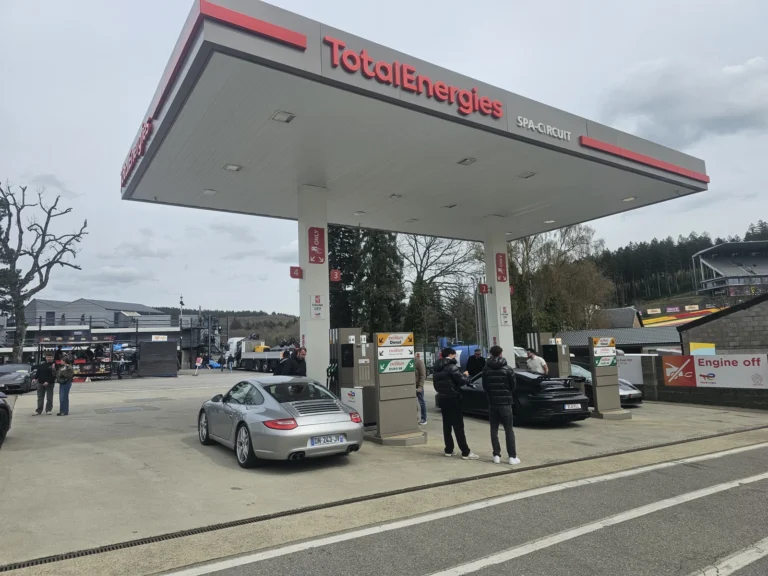 Porsche et visiteurs pr&egrave;s d&rsquo;une ancienne station-service &mdash; Porsche Days 2026