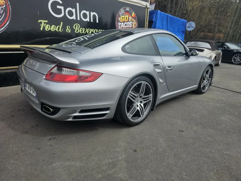 Porsche grise &agrave; aileron vue de l&rsquo;arri&egrave;re &mdash; Porsche Days 2026
