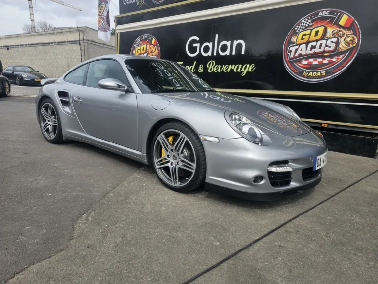 Porsche grise &agrave; jantes dor&eacute;es vue de face &mdash; Porsche Days 2026