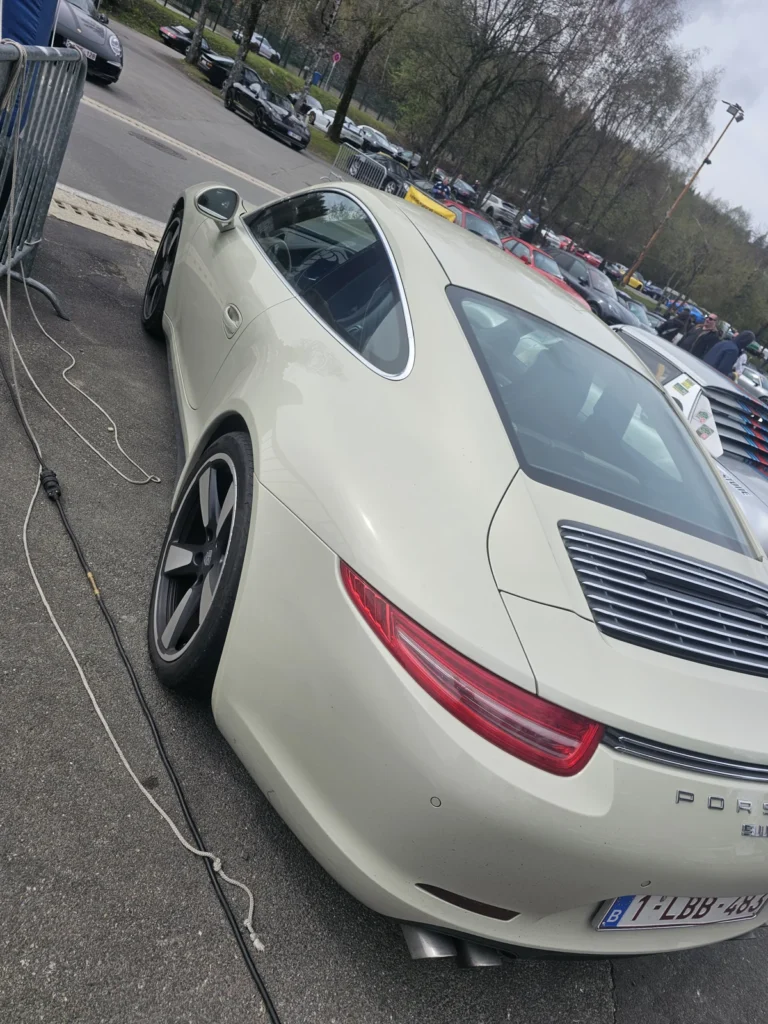Arri&egrave;re d&rsquo;une Porsche classique claire &mdash; Porsche Days 2026