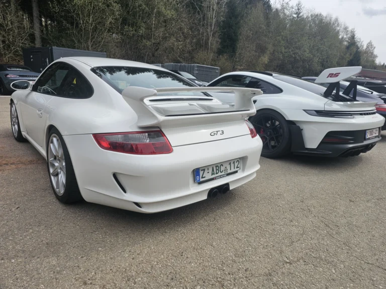 Deux Porsche blanches &agrave; aileron &mdash; Porsche Days 2026