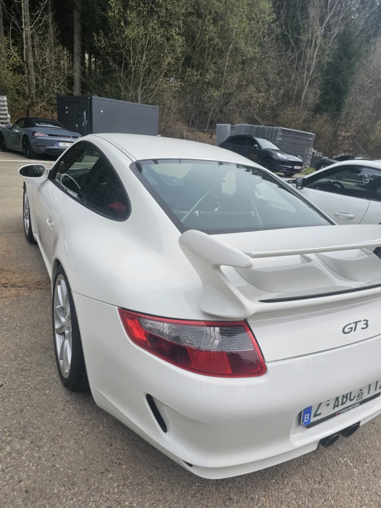 Arri&egrave;re et aileron d&rsquo;une Porsche GT3 blanche &mdash; Porsche Days 2026