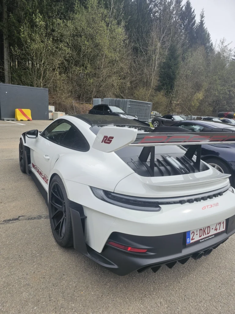 Porsche blanche et grise avec grand aileron &mdash; Porsche Days 2026
