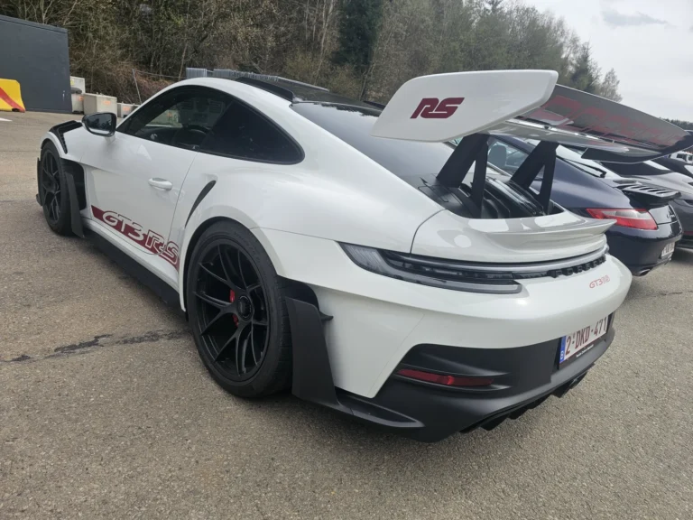 Porsche blanche &eacute;quip&eacute;e pour la piste vue de l&rsquo;arri&egrave;re &mdash; Porsche Days 2026