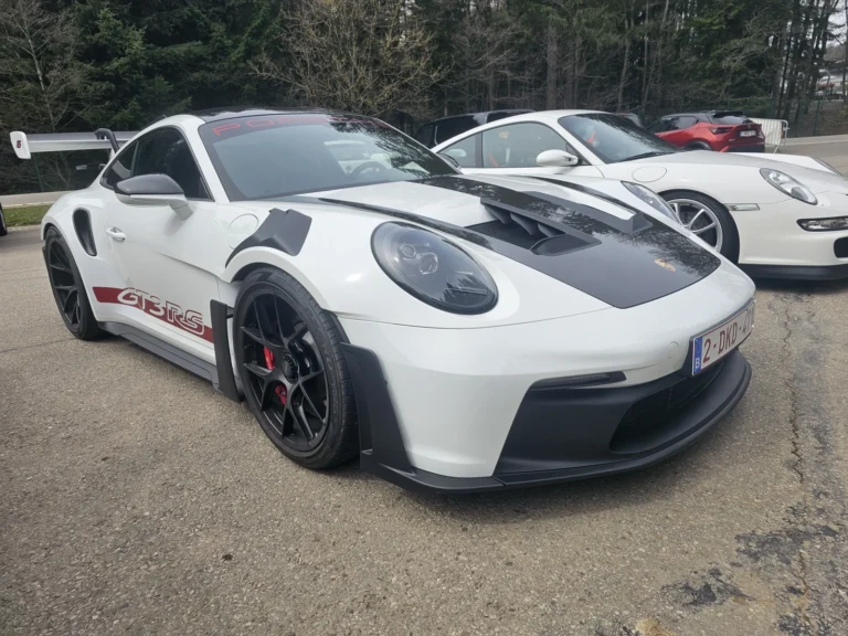 Porsche blanche et grise avec capot contrast&eacute; &mdash; Porsche Days 2026