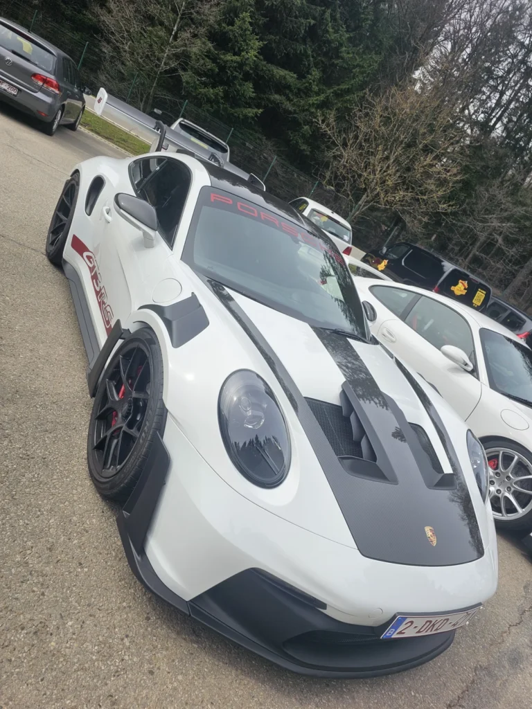 Porsche blanche pr&eacute;par&eacute;e, vue inclin&eacute;e &mdash; Porsche Days 2026