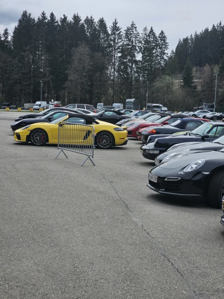Porsche jaunes et blanches dans le rassemblement &mdash; Porsche Days 2026