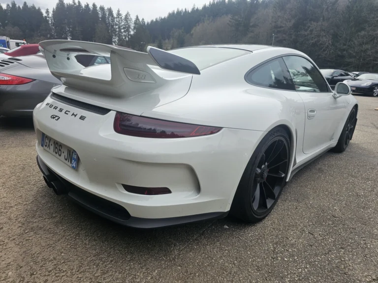Porsche blanche &agrave; grand aileron vue de l&rsquo;arri&egrave;re &mdash; Porsche Days 2026