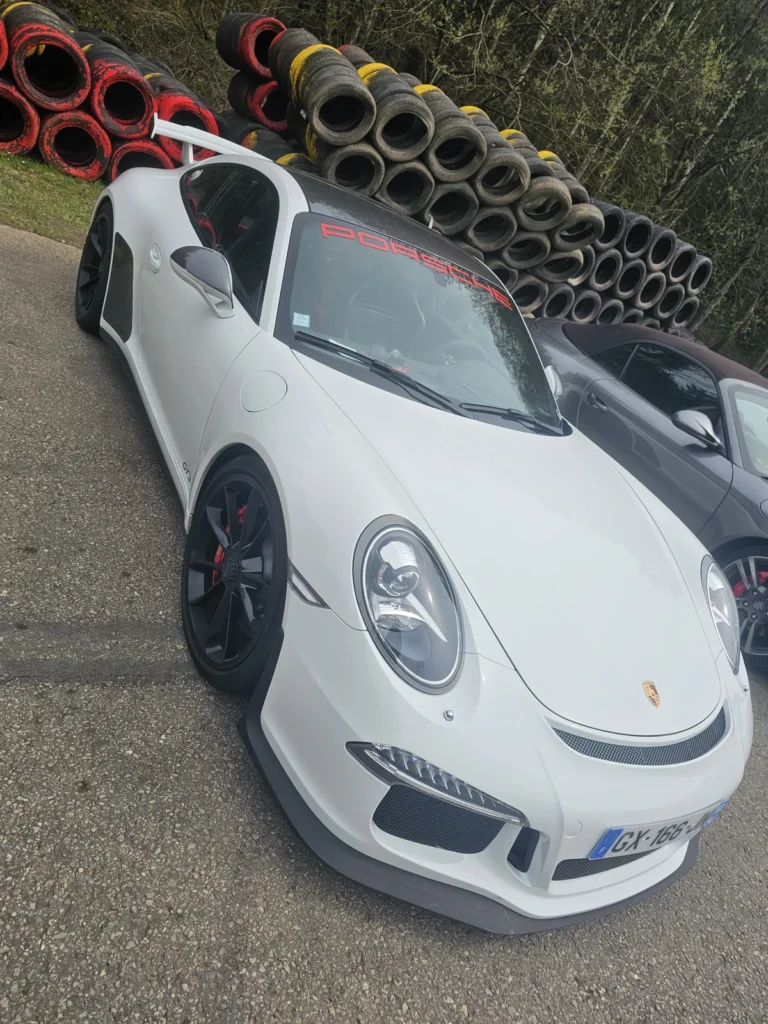 Avant d&rsquo;une Porsche blanche &agrave; capot contrast&eacute; &mdash; Porsche Days 2026