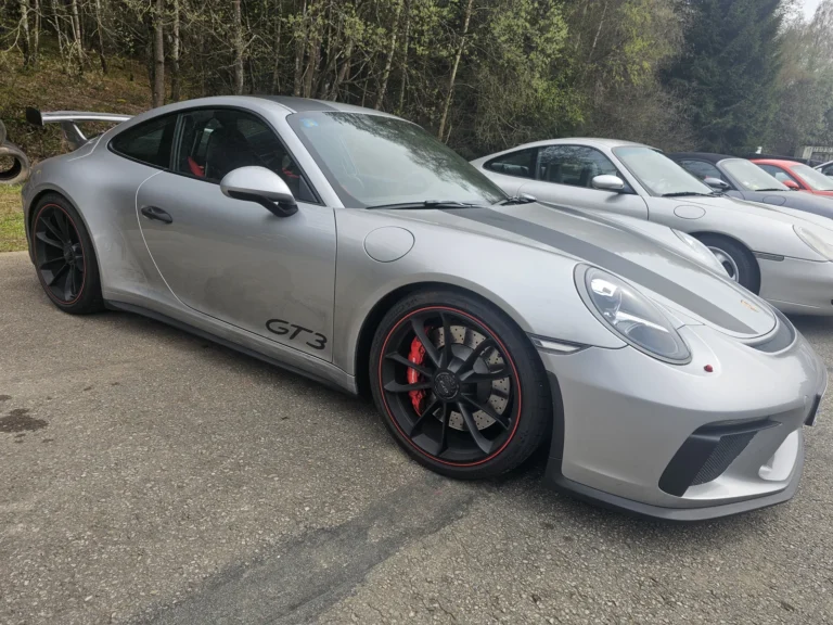 Porsche grise &agrave; jantes noires vue de face &mdash; Porsche Days 2026