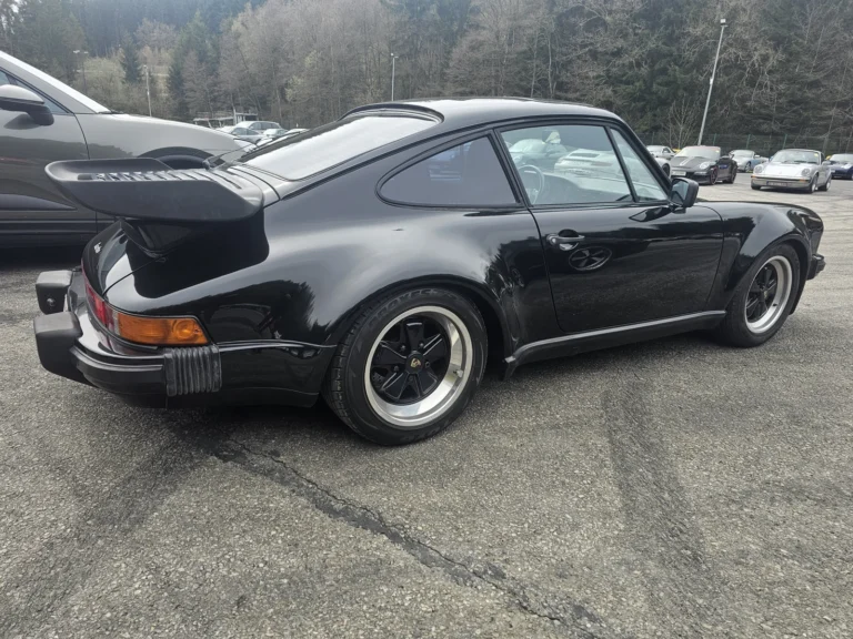 Porsche 911 classique noire avec grand aileron &mdash; Porsche Days 2026