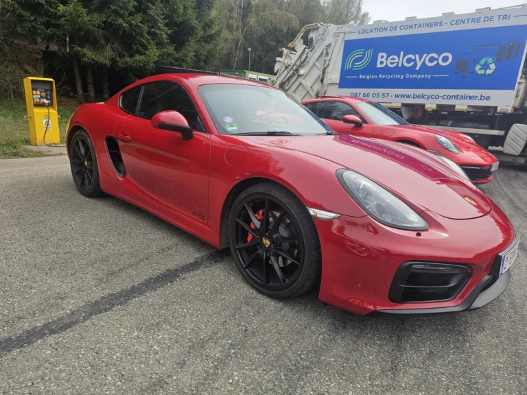 Porsche Cayman rouge dans le rassemblement &mdash; Porsche Days 2026