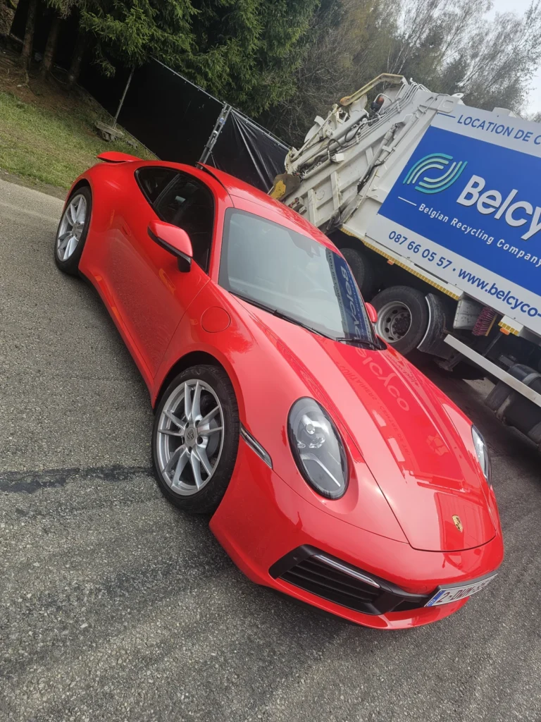 Porsche rouge, vue inclin&eacute;e de face &mdash; Porsche Days 2026