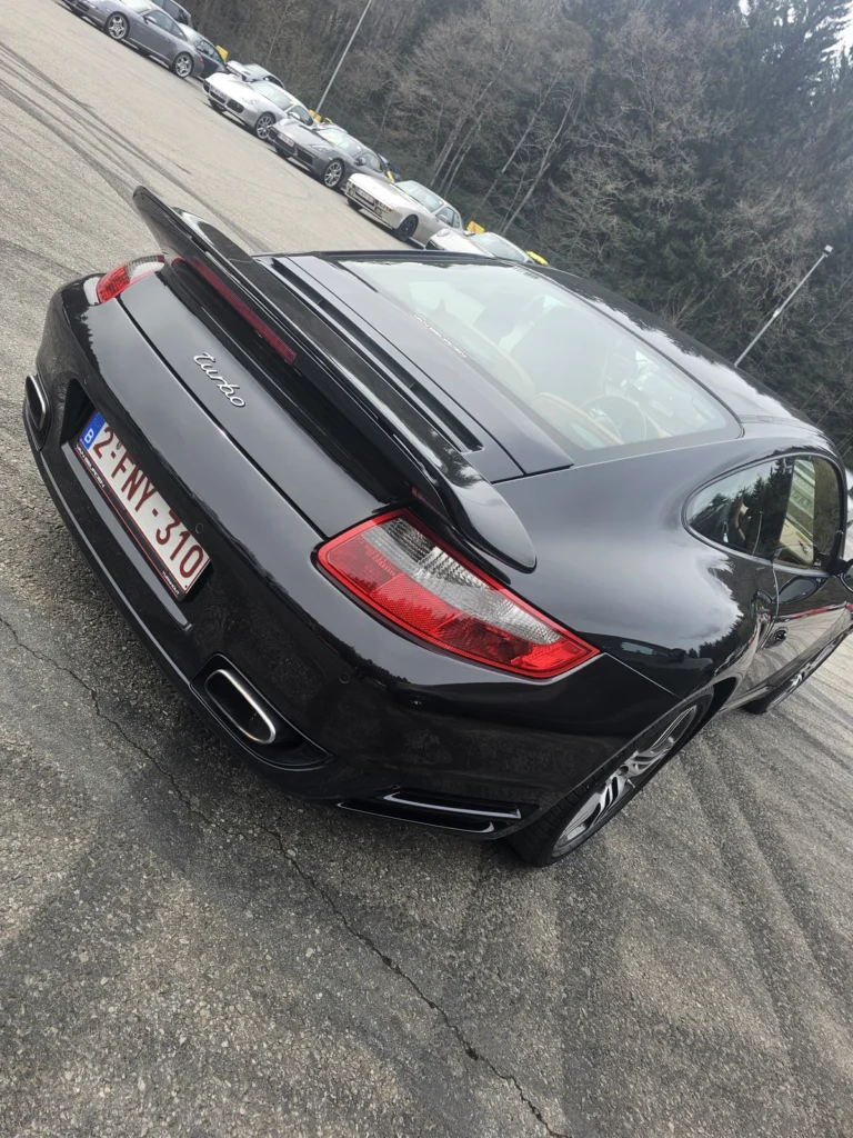 Arri&egrave;re d&rsquo;une Porsche noire dans le rassemblement &mdash; Porsche Days 2026