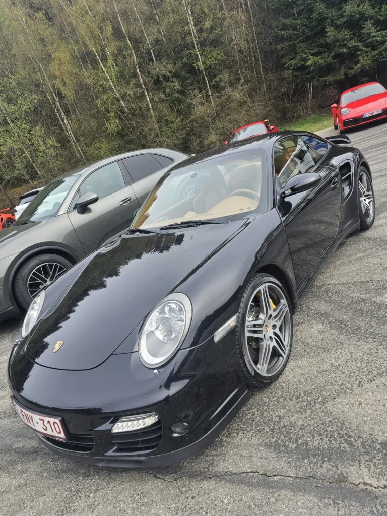 Porsche noire vue de face &mdash; Porsche Days 2026