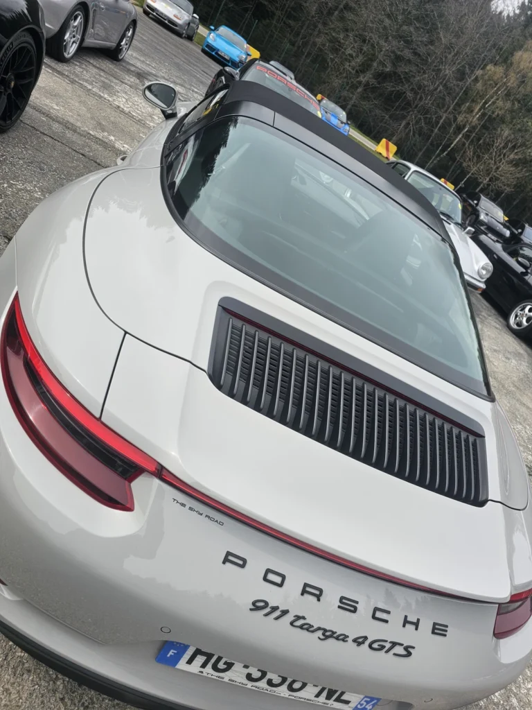 D&eacute;tail de l&rsquo;arri&egrave;re d&rsquo;une Porsche Carrera claire &mdash; Porsche Days 2026