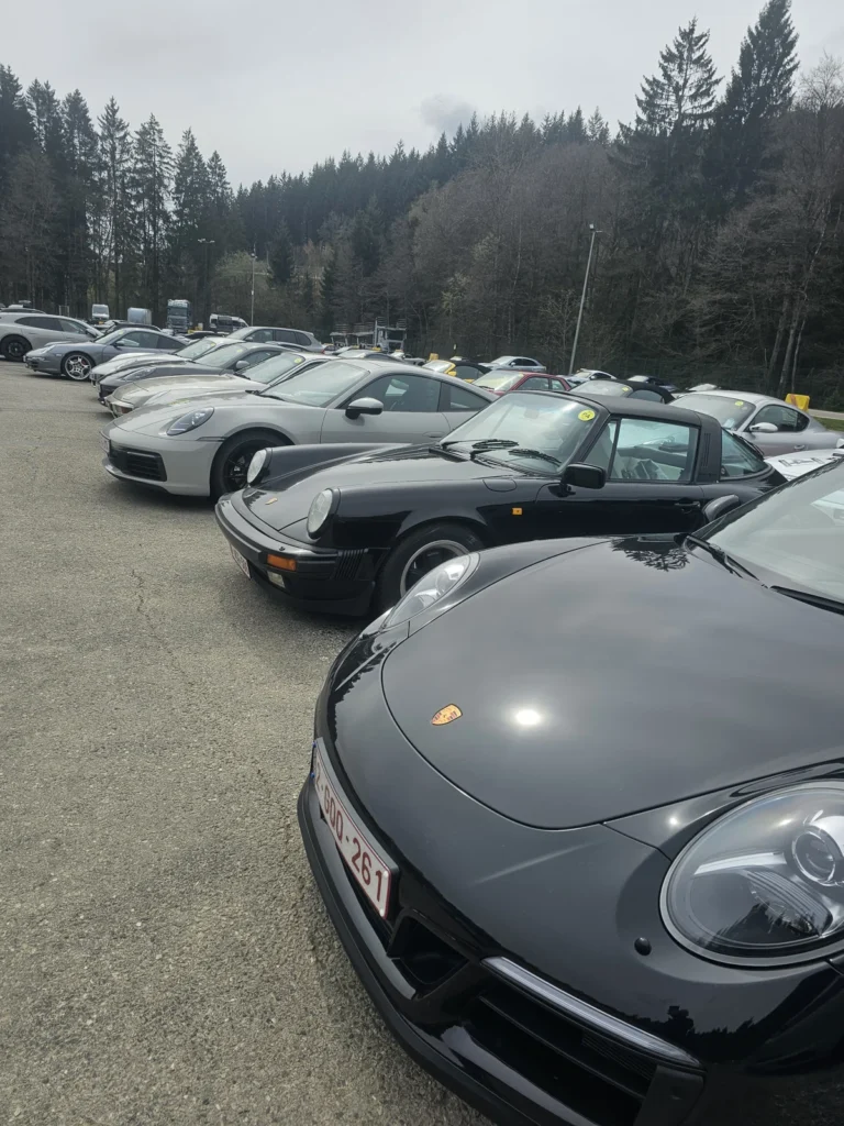 Alignement de Porsche dans le parking &mdash; Porsche Days 2026