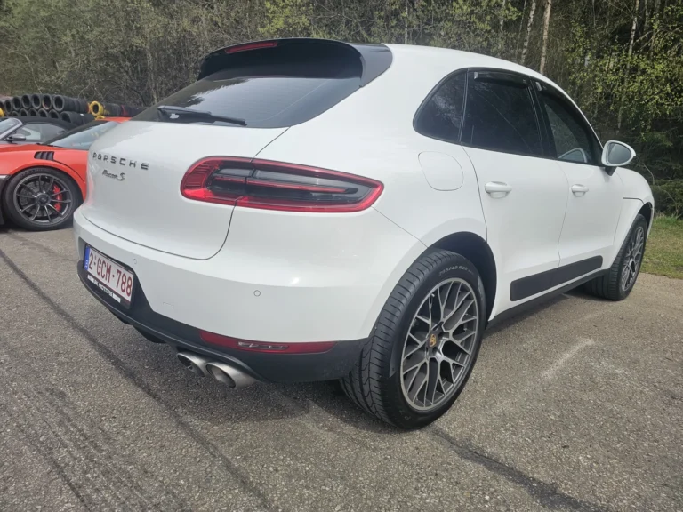 Porsche Macan blanche vue de l&rsquo;arri&egrave;re &mdash; Porsche Days 2026