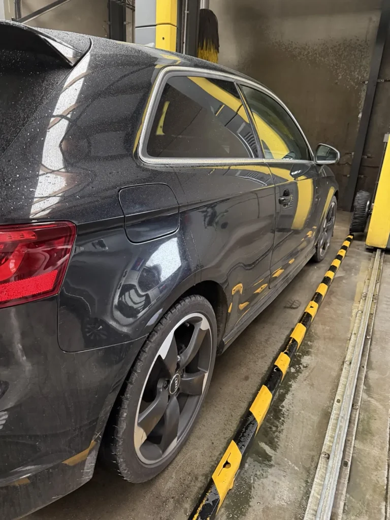 &Eacute;coulement de l&rsquo;eau sur la carrosserie du break