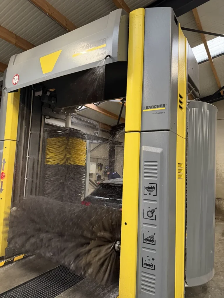 Portique de lavage automatique en fonctionnement