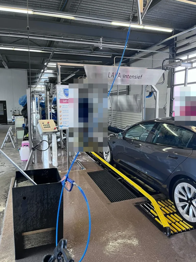 Audi sur le convoyeur d&rsquo;un car wash tunnel
