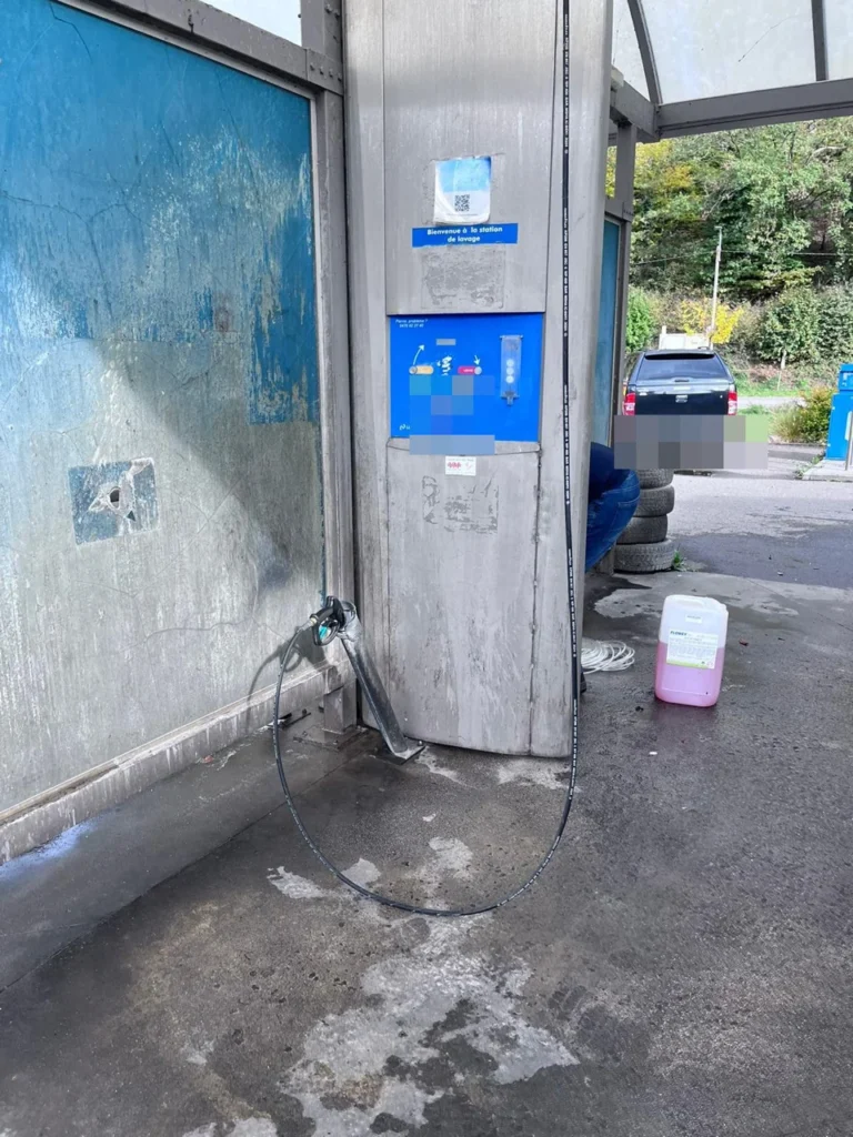 Piste self-wash &eacute;quip&eacute;e d&rsquo;une lance de lavage haute pression