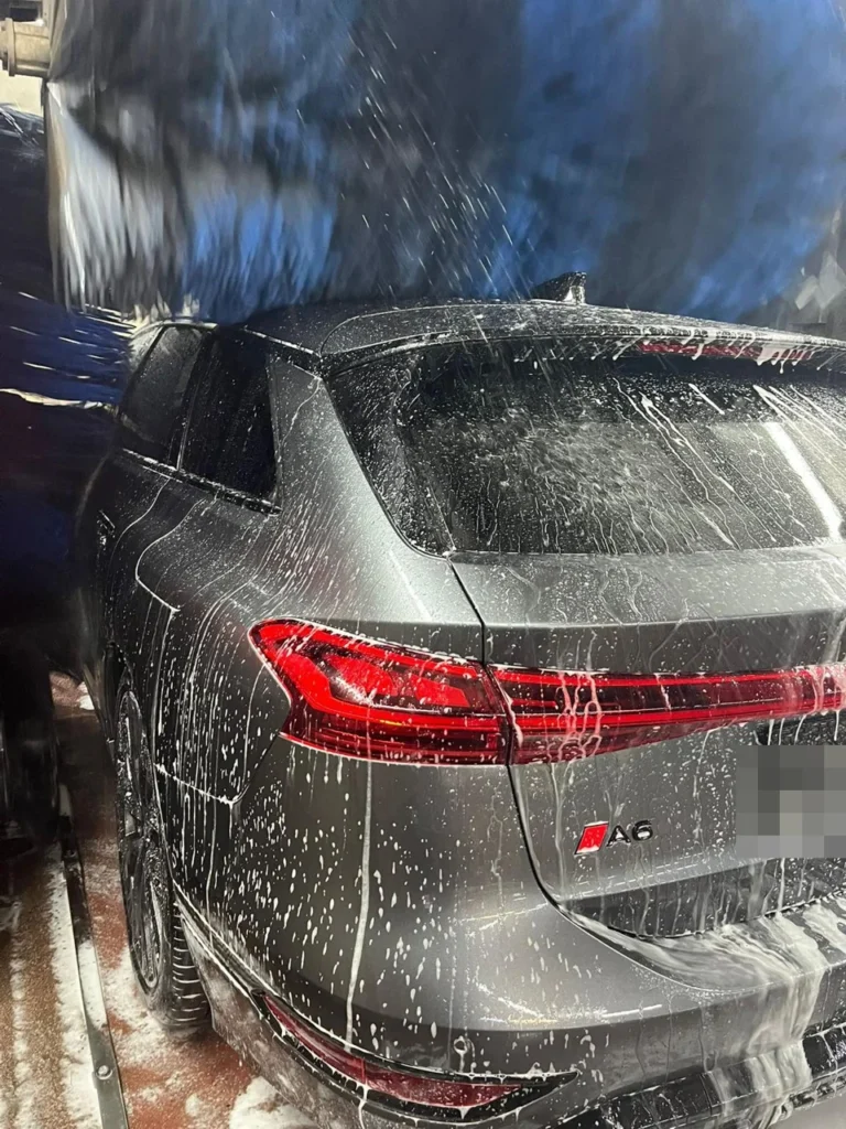 Audi A6 sous les brosses du portique de lavage automatique