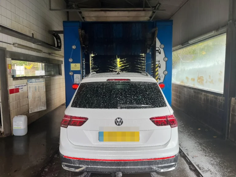 Volkswagen au portique automatique apr&egrave;s le lavage