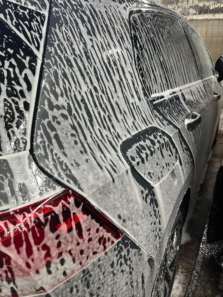 Mousse de lavage sur le flanc d&rsquo;un v&eacute;hicule