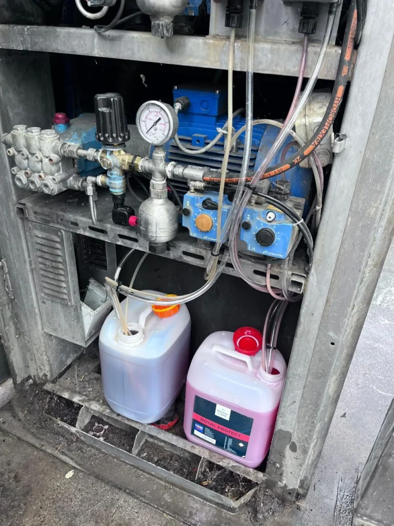 Pompes haute pression et bidons raccord&eacute;s aux circuits de lavage